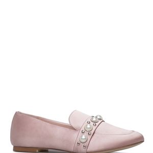 I'm selling an unworn blush flat shoe from  shoedazzle.The shoe is a true size 9